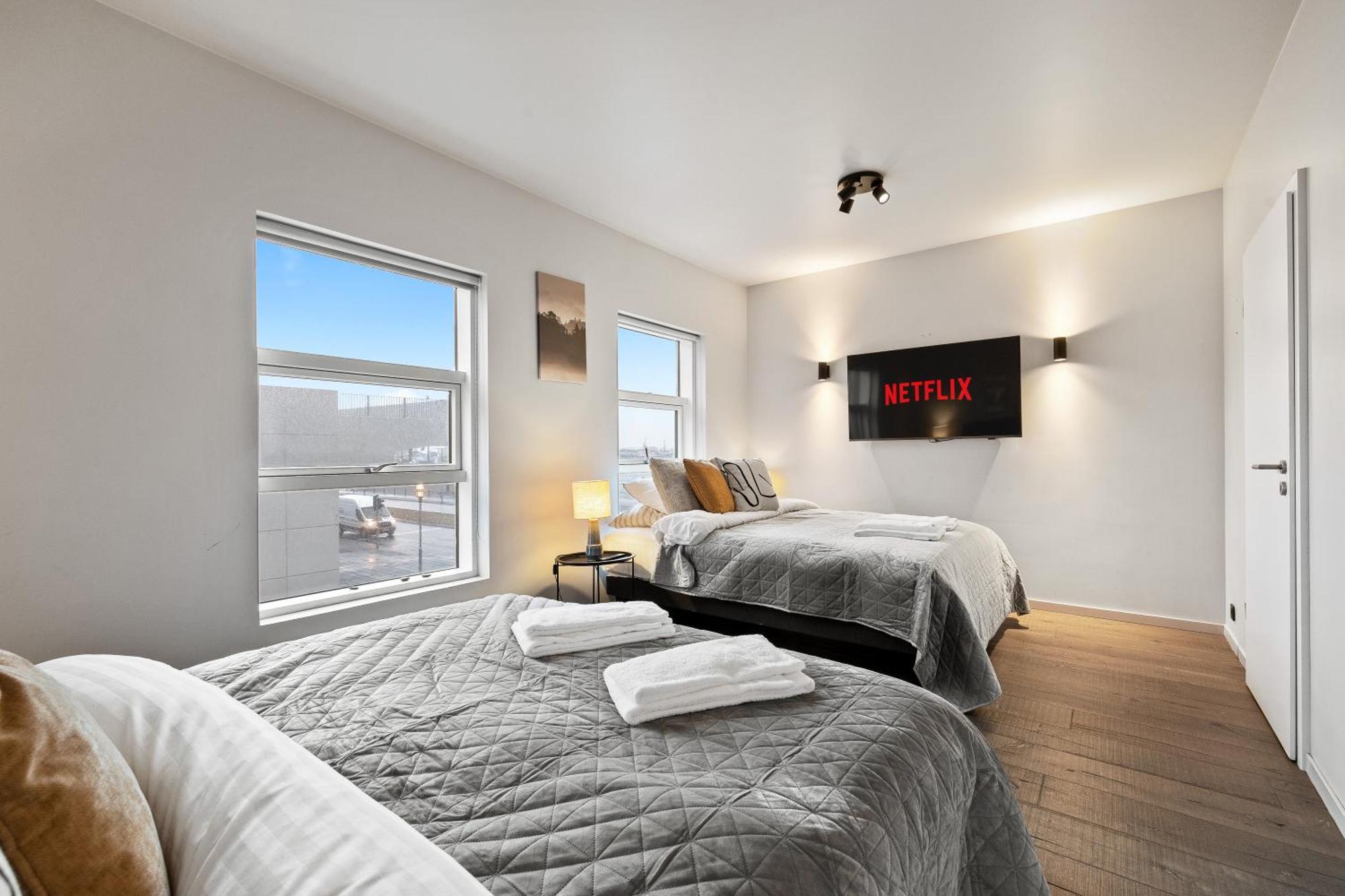 Vibrant Hafnatorg I Spacious Property With Expansive Garage Reykjavík Eksteriør billede
