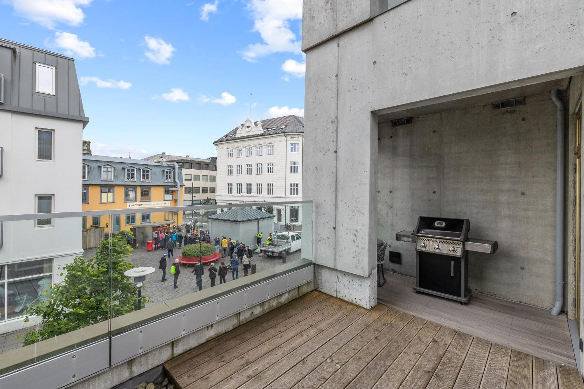 Vibrant Hafnatorg I Spacious Property With Expansive Garage Reykjavík Eksteriør billede