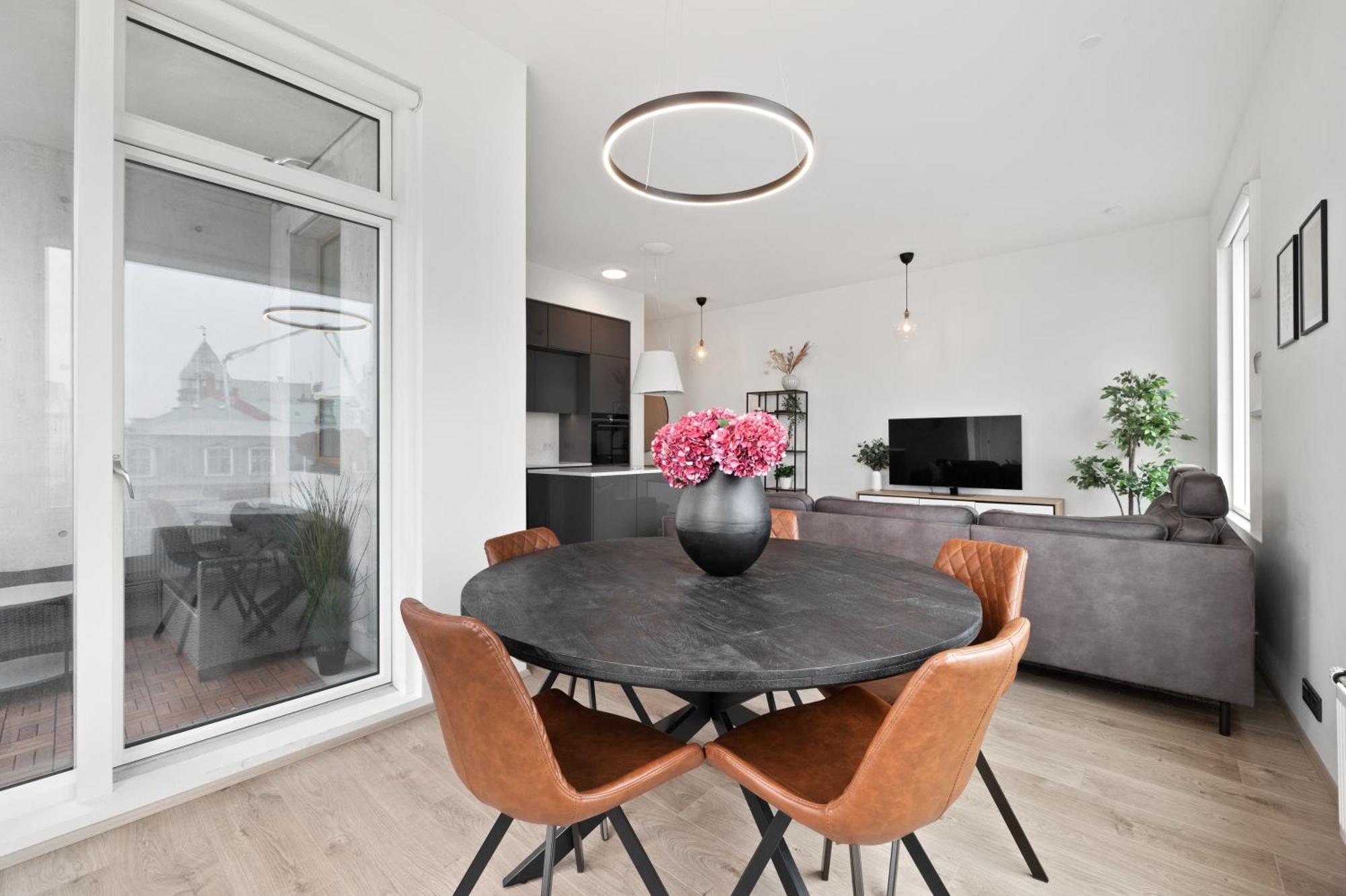 Vibrant Hafnatorg I Spacious Property With Expansive Garage Reykjavík Eksteriør billede
