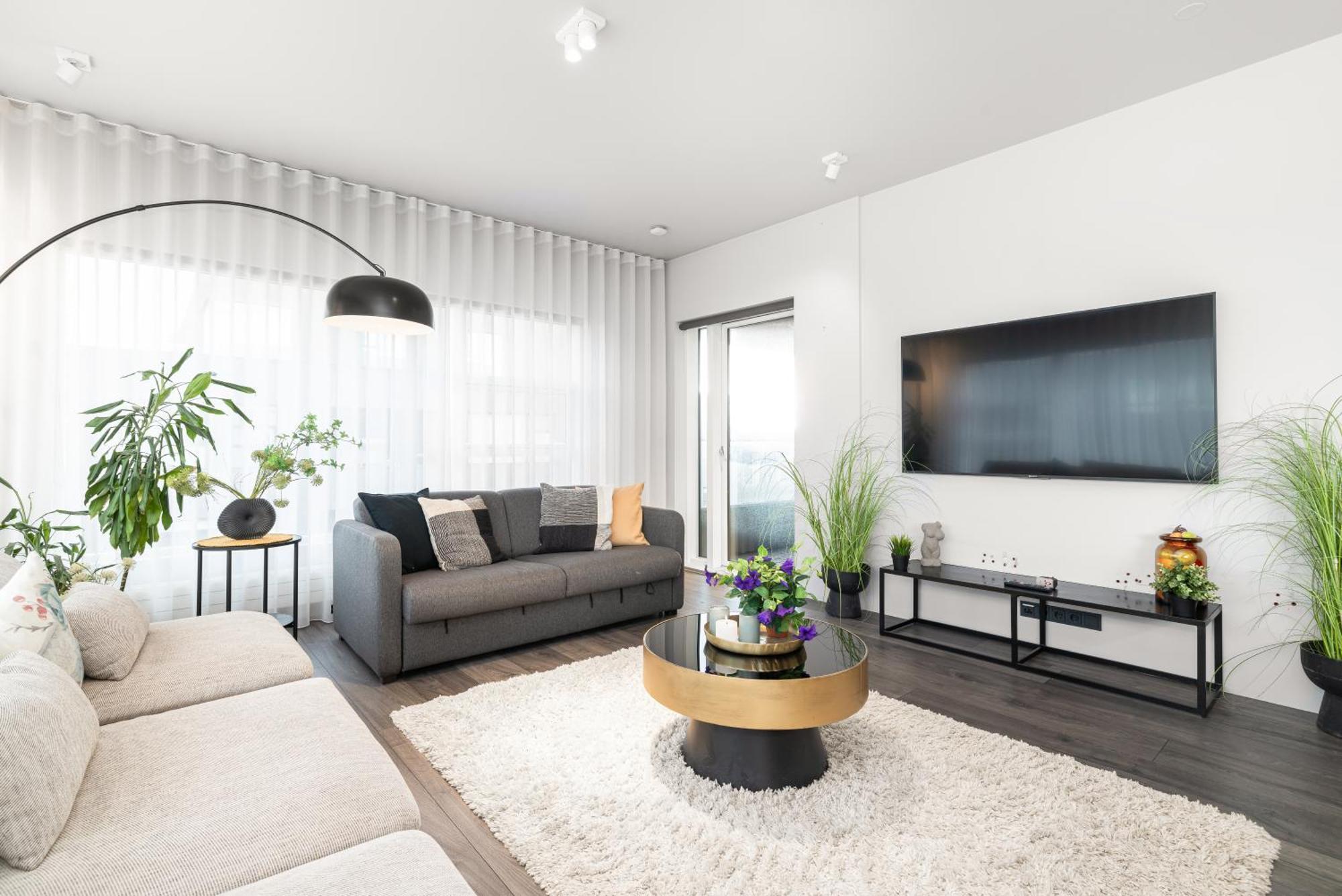 Vibrant Hafnatorg I Spacious Property With Expansive Garage Reykjavík Eksteriør billede